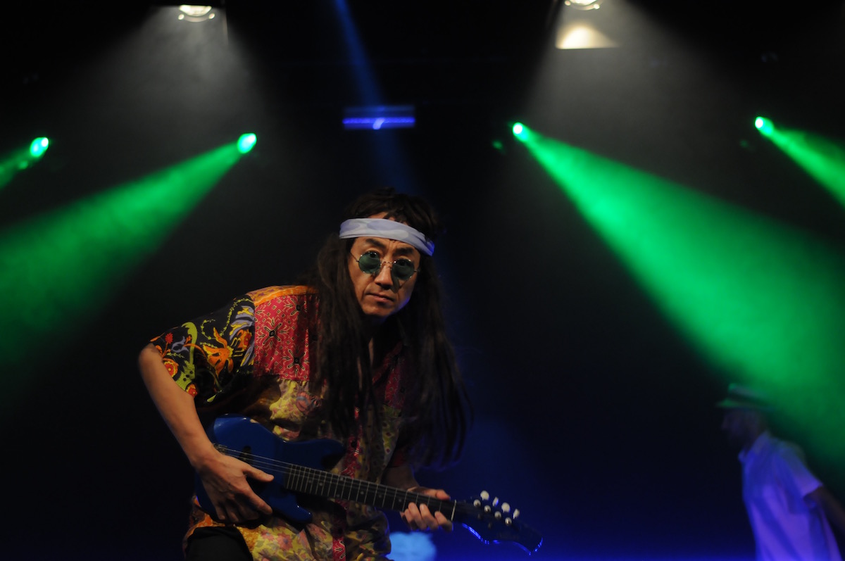 Li Jian Min en Yéyé dans le spectacle la Folle Histoire du Ping-Pong
