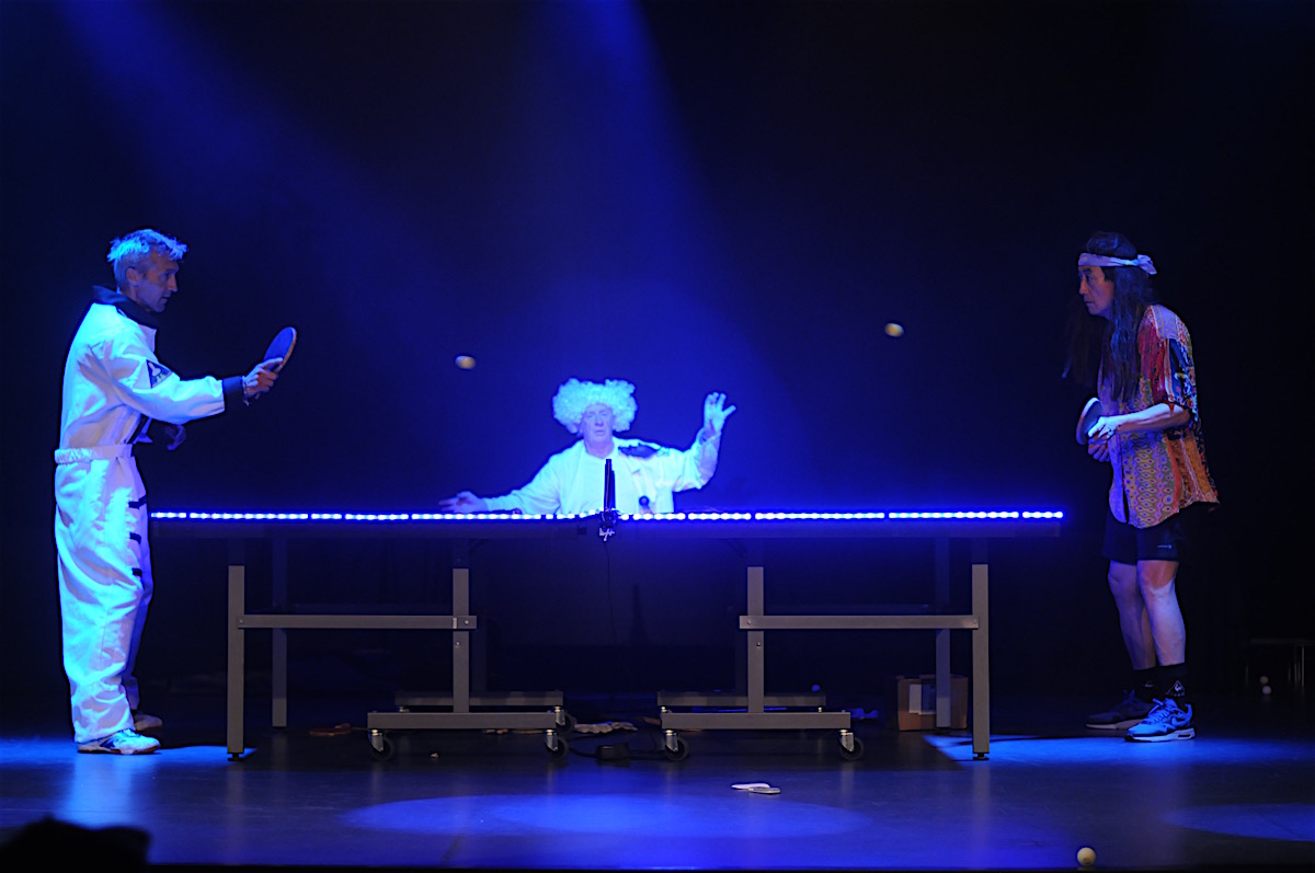 Jeu à deux balles sur la Lune dans le spectacle la Folle Histoire du Ping-Pong