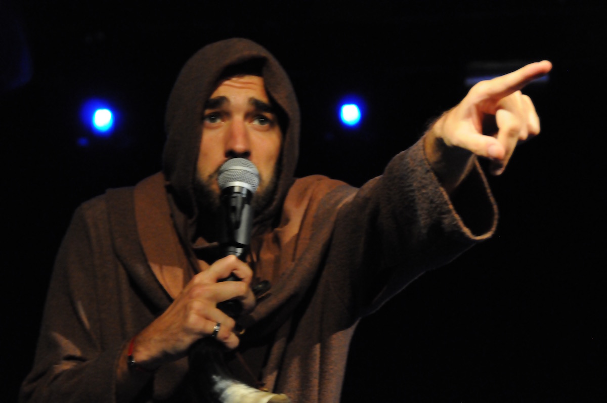 Quentin Robino en Jacquouille dans le spectacle la Folle Histoire du Ping-Pong