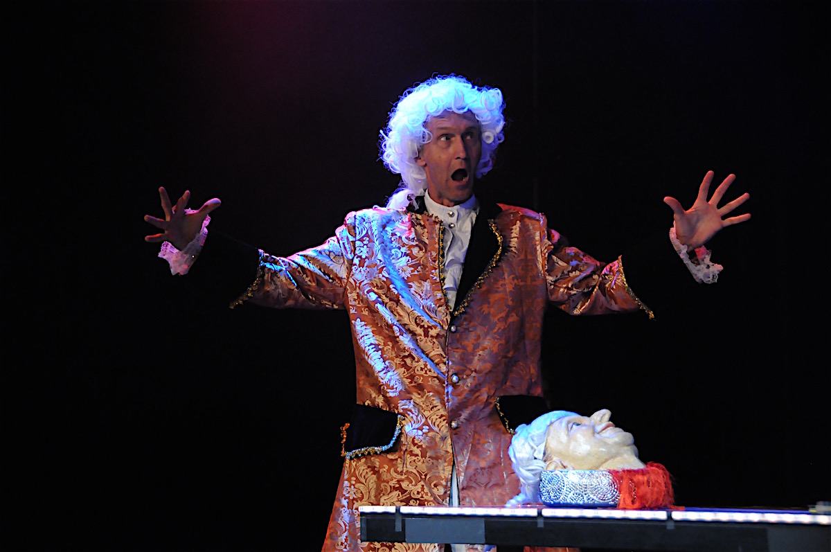 François Farout en Louis XVI dans le spectacle la Folle Histoire du Ping-Pong
