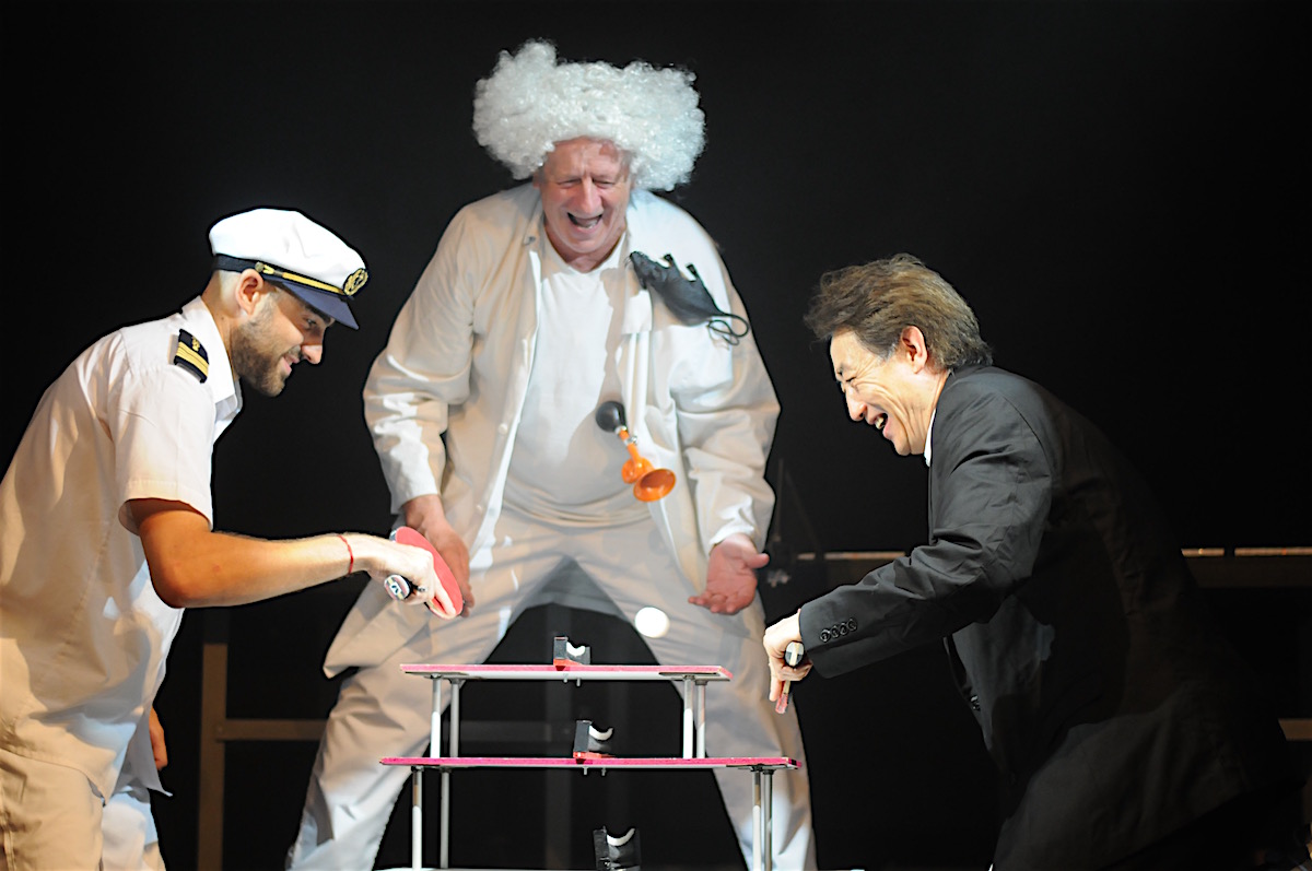 Patrick Mozola dans le rôle du professeur Ping Fu dans le spectacle la Folle Histoire du Ping-Pong